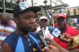 L'artiste Petit-Pays accorde une interview aux journalistes.