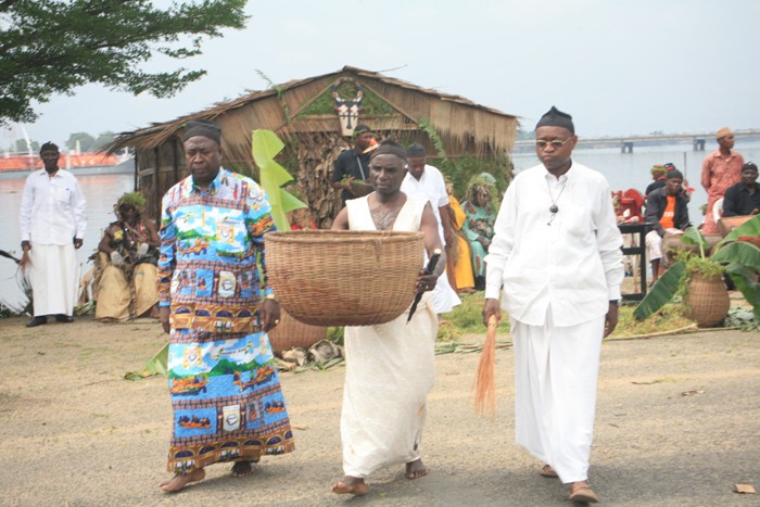 Douala, diamnche 04 décembre 2010. Money Akwa 3, sécretaire général du Ngondo porte le panier contenant le message sacré aux chefs traditionnels pour décryptage.
