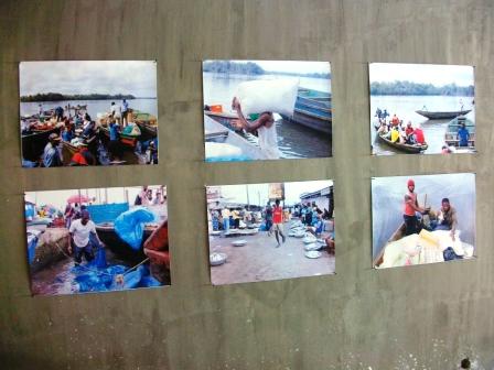 Douala le 08 décembre 2010. Des scènes de vie autour de l'eau, représentées à l'exposition Douala vue par... organisée par la galerie Mam à Akwa