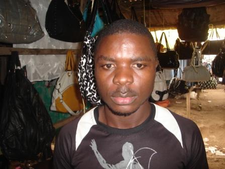 Roger Akosl, vendeur de sac au marché Great Soppo de Buea. Photo: Mathias Mouendé Ngamo