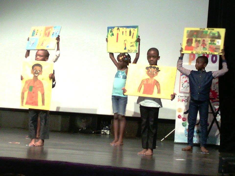 Douala, 29 juin 2017. Des enfants présentent des dessins de sensibilisation contre les abus.