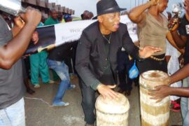 Douala 4 janvier 2013. Jack Djeyim joue du tam-tam à sa sortie de l'aéroport.