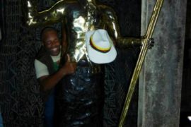 André Blaise Essama pose avec le monument en mémoire d'Um Nyobè