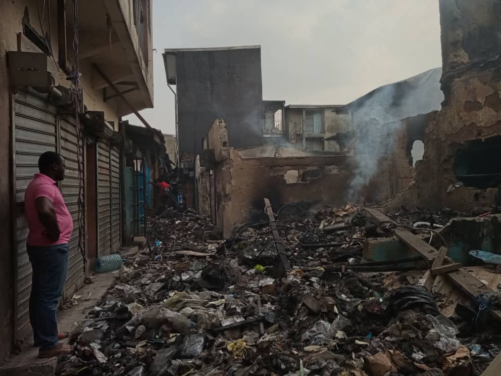 Douala, le 29 décembre 2020. Dans les décombres après l'incendie au marché Mboppi