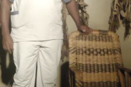 Bafoussam le 4 décembre 2015. Wakeu Fogaing présente la pièce Point de presse sur scène. ¨Photo: Mathias Mouendé Ngamo