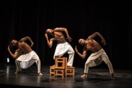Institut français de Douala, le 12 mars 2021. Les danseurs sur scène pour représenter le cri du silence. Photo Max Mbakoup