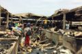 Lundi 12 avril 2021. Des sinistrés fouillent dans les décombres après l'incendie survenu la veille au marché de la Cité des Palmiers de Douala. Photo: Moustapha Oumarou