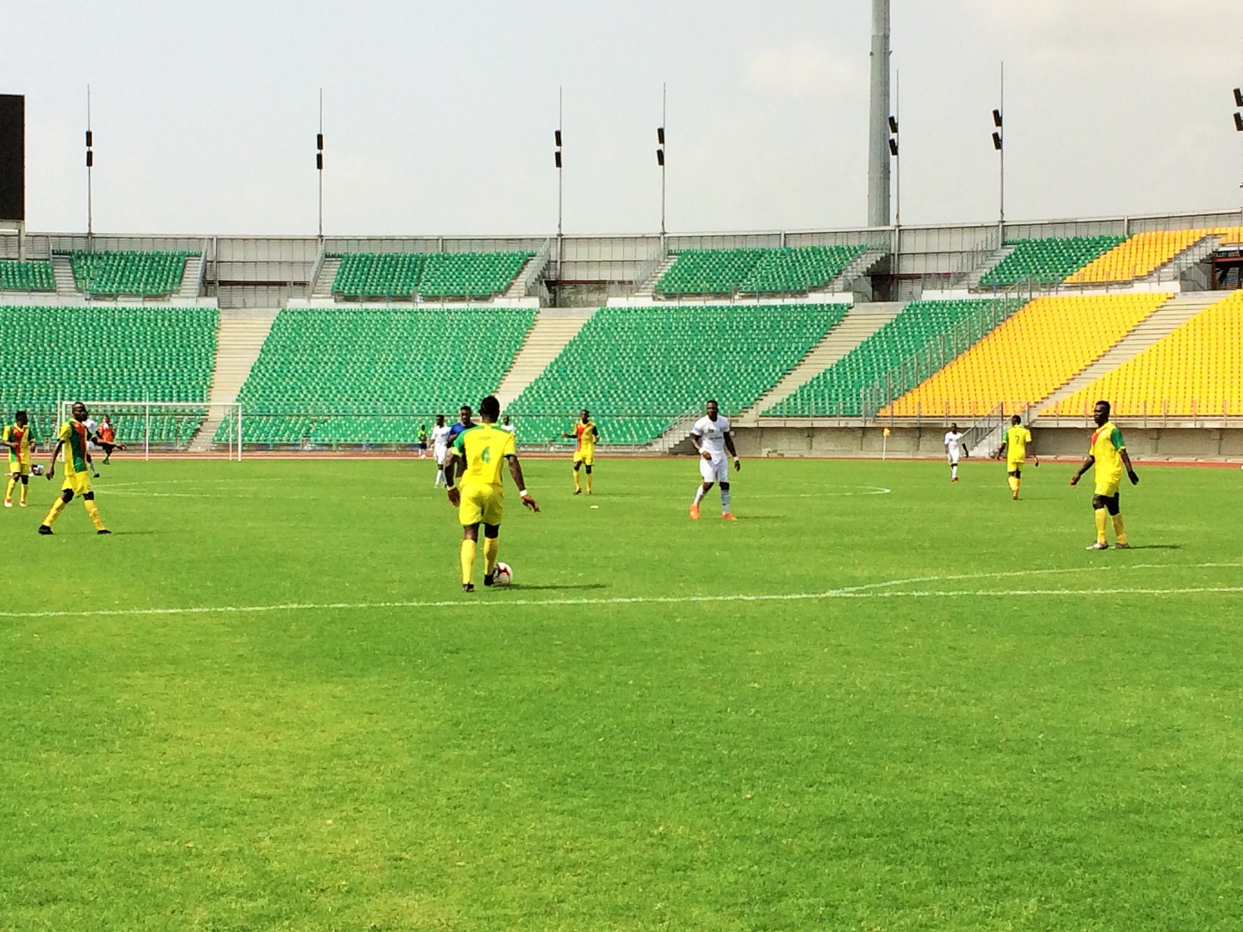 Stade de la Réunification, samedi 03 avril 2021. Une phase de jeu entre Union sportive de Douala et Yafoot II. Photo: Moustapha Oumarou