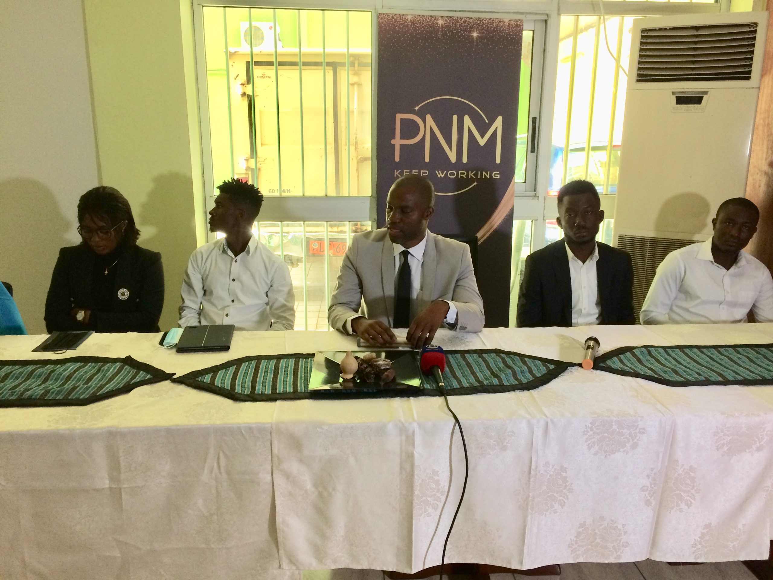Douala le 24 juin 2021. Patrick Ndi Mbarga (en veste grise), promoteur de l'entreprise PNM