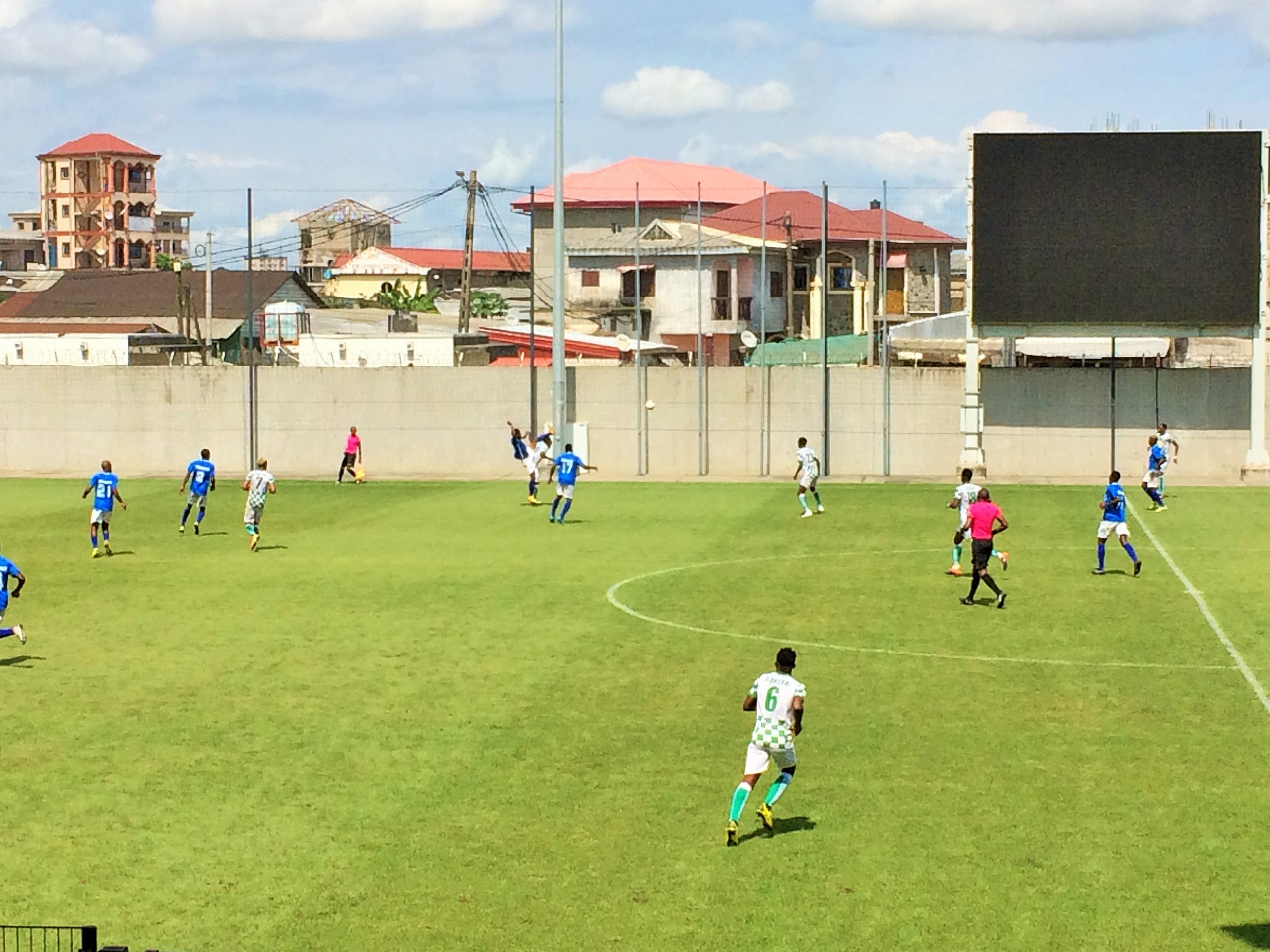 Une phase de jeu entre Eding Sport de la Lékié et Option Sport of Limbé. Photo: Moustapha Oumarou