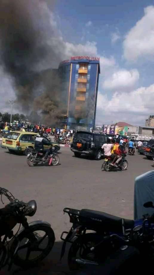 Incendie à l'hôtel Métropolitain à Douala. Photo: Archives