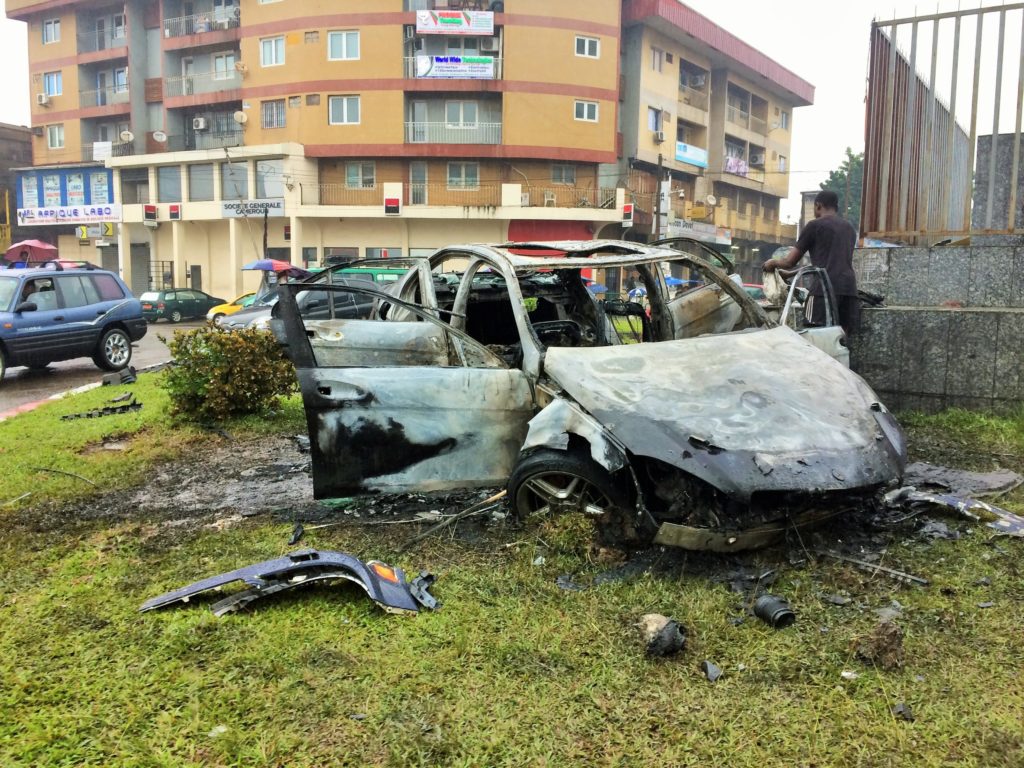 La carcasse du véhicule dans lequel se trouvait l'artiste Tenor. Photo: Moustapha Oumarou
