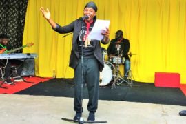 Agathe Djokam Tamo sur la scène pour une présentation de Jump Mind Page après P'âge.