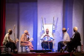 Le roi Dualla Manga Bell et les chefs traditionnels. Photo: Kamite Entertainment