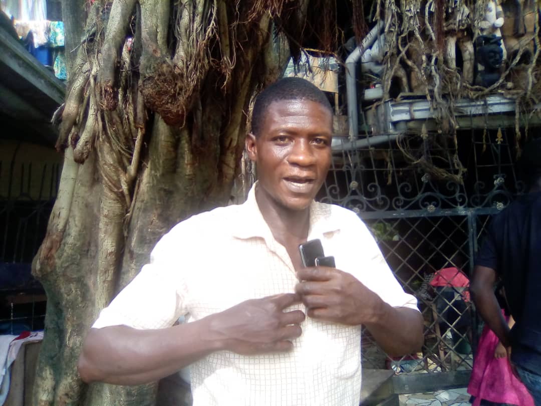 Blasius Kpwai, déplacé interne, se sert de la langue française pour s'intégrer dans sa communauté d'accueil à Douala. Crédit photo Mathias Mouendé Ngamo