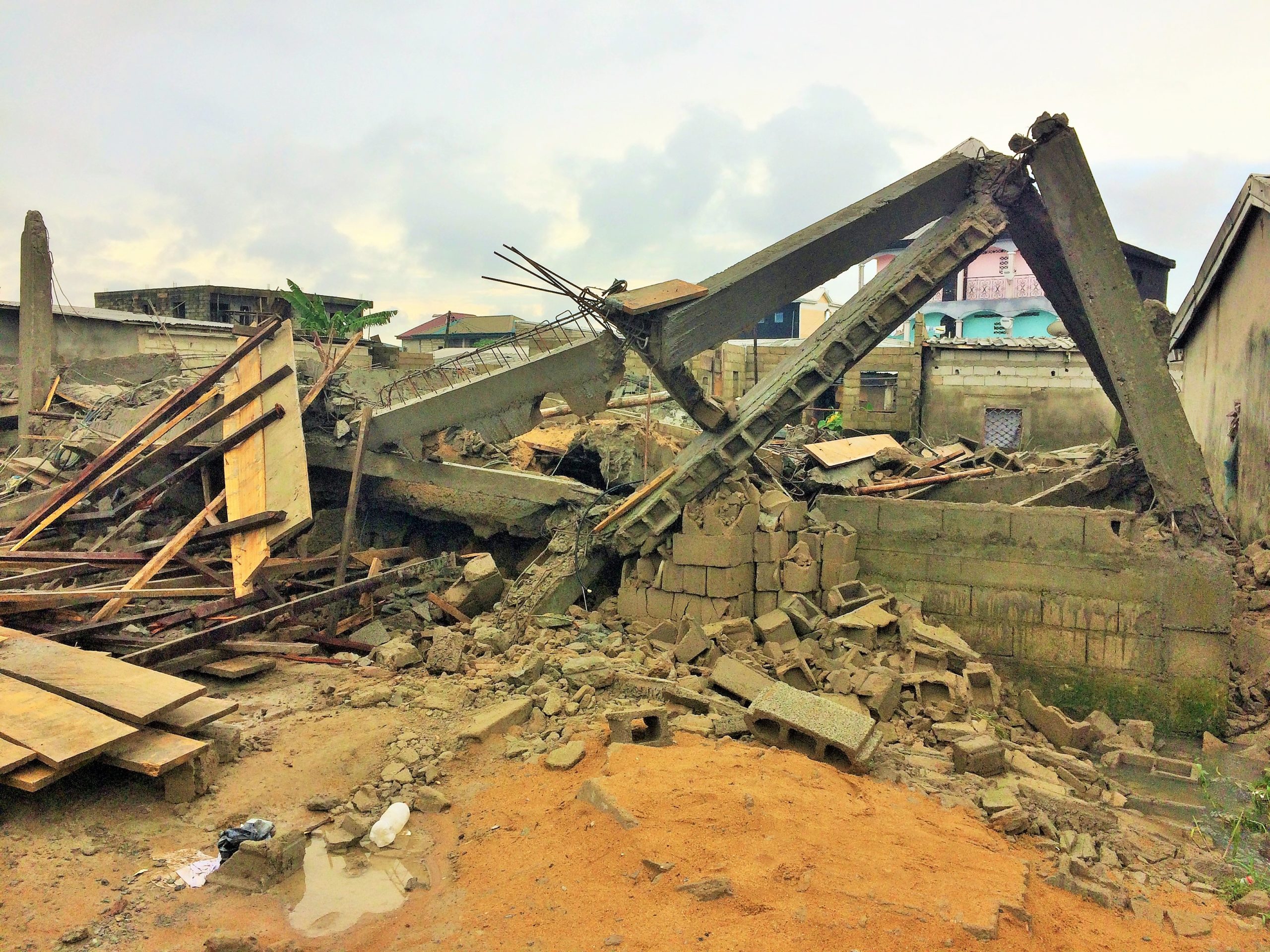 L'effondrement d'un immeuble à Douala au quartier Bois des Singes