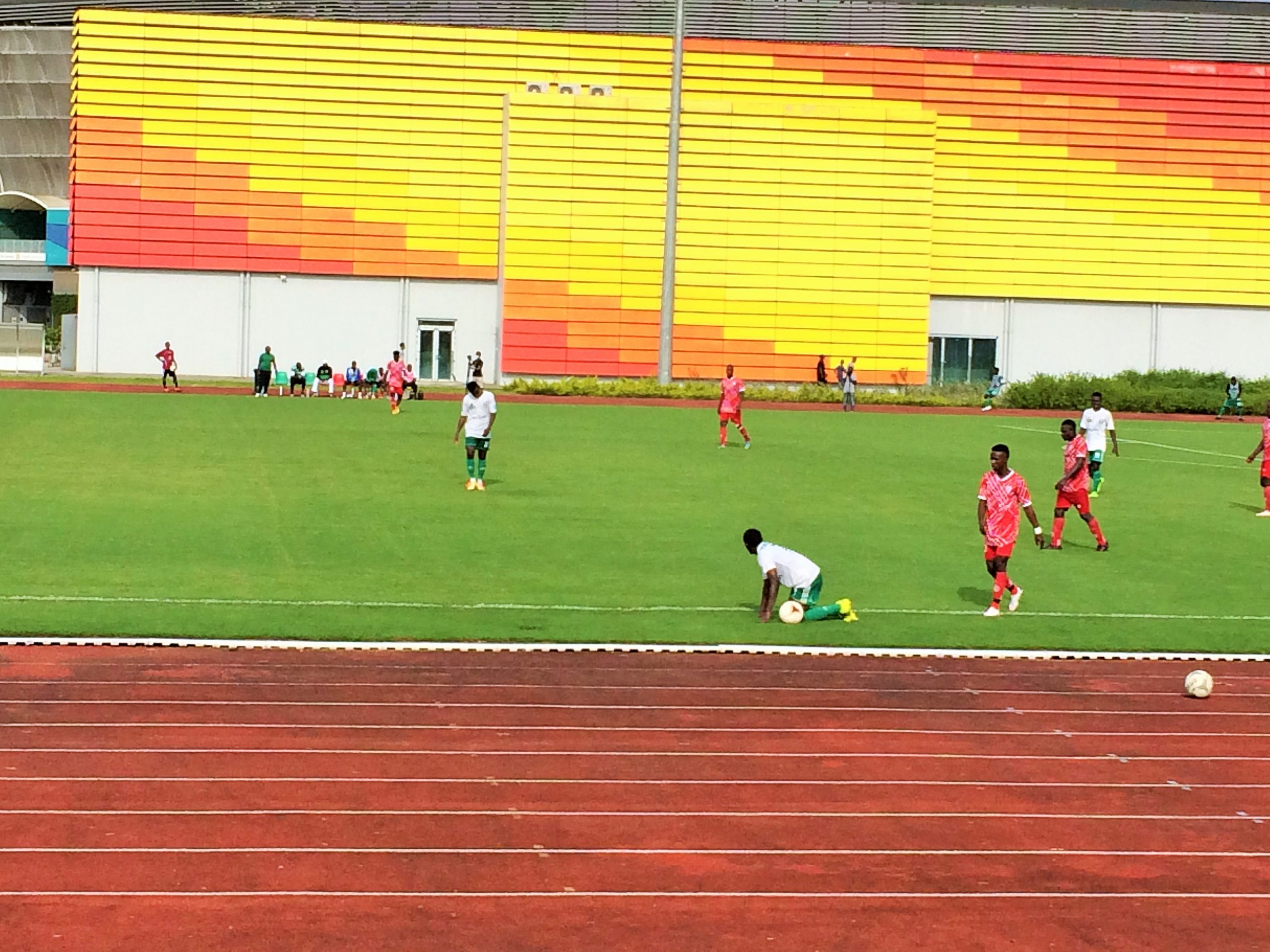 Stade annexe n°1 de Japoma. Une phase de jeu Dragon contre Union sportive de Douala. Le club n'est pas exempt d'une relégation en Elite Two. Photo Moustapha Oumarou