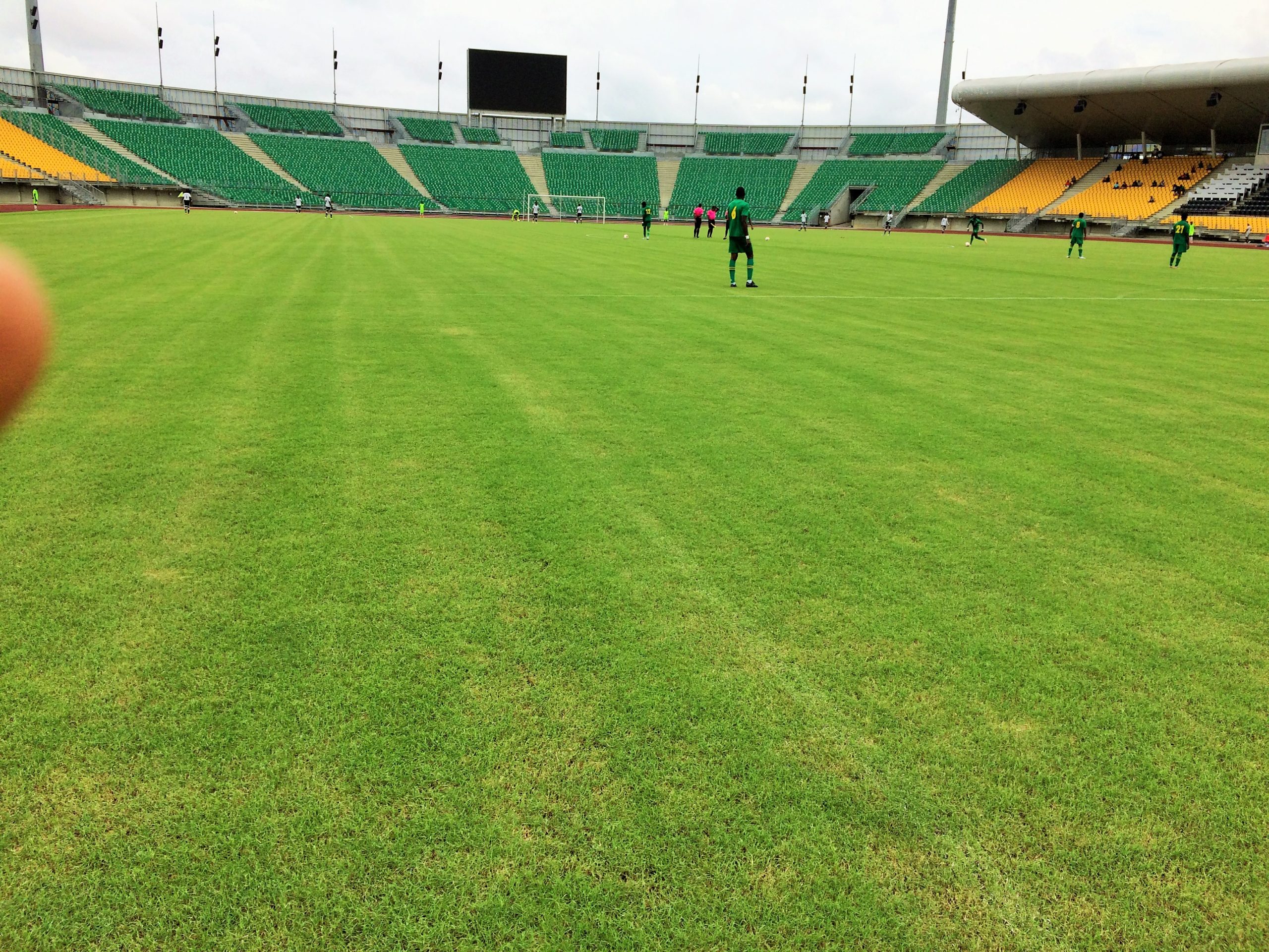 Stade de la Réunification de Bépanda. Le 16,5 mètres sur la pelouse pas matérialisée. Photo: Oumarou Moustapha