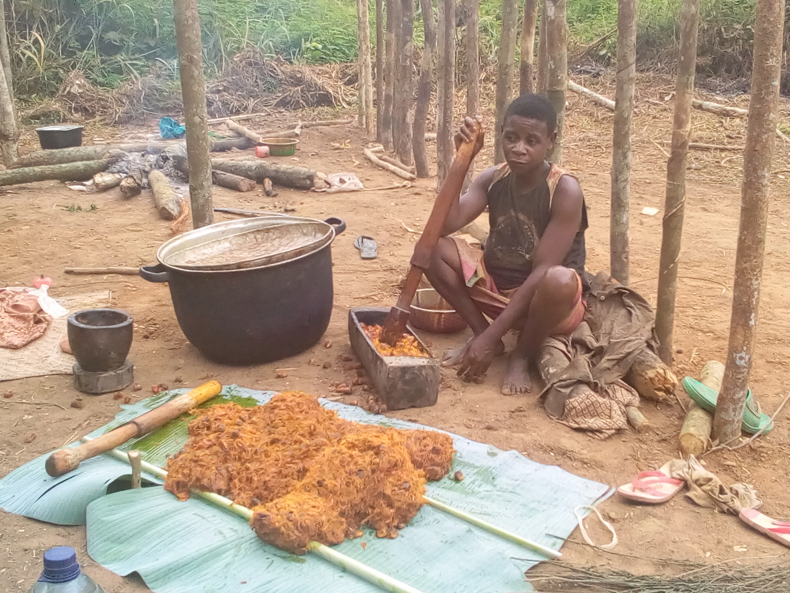 Populations autochtones du Cameroun. Une riveraine à Assoumdele III dans la région de l'Est. Photo: Mathias Mouendé Ngamo