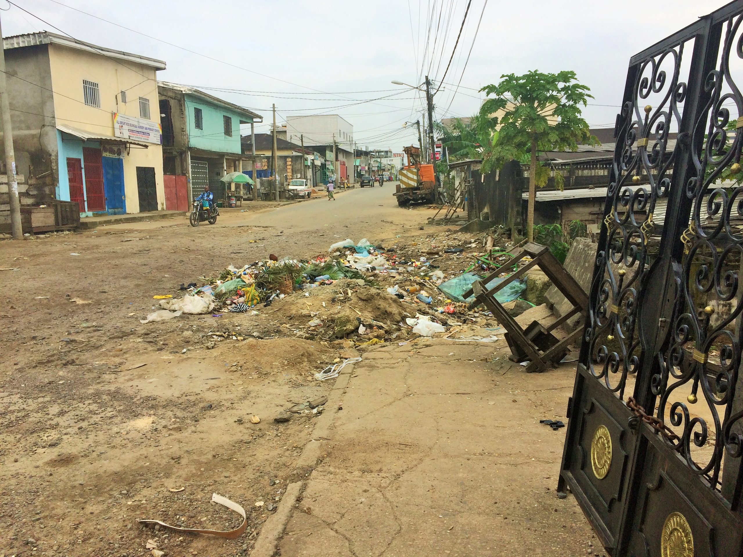 Douala, dimanche 17 octobre 2021, la poubelle dans laquelle le corps sans vie a été découverte