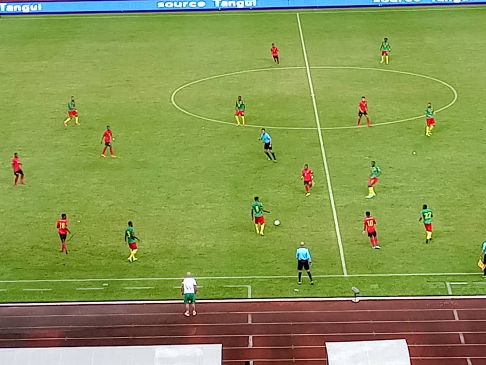 Stade Japoma vendredi 8 octobre 2021. Une phase de jeu Cameroun vs Mozambique