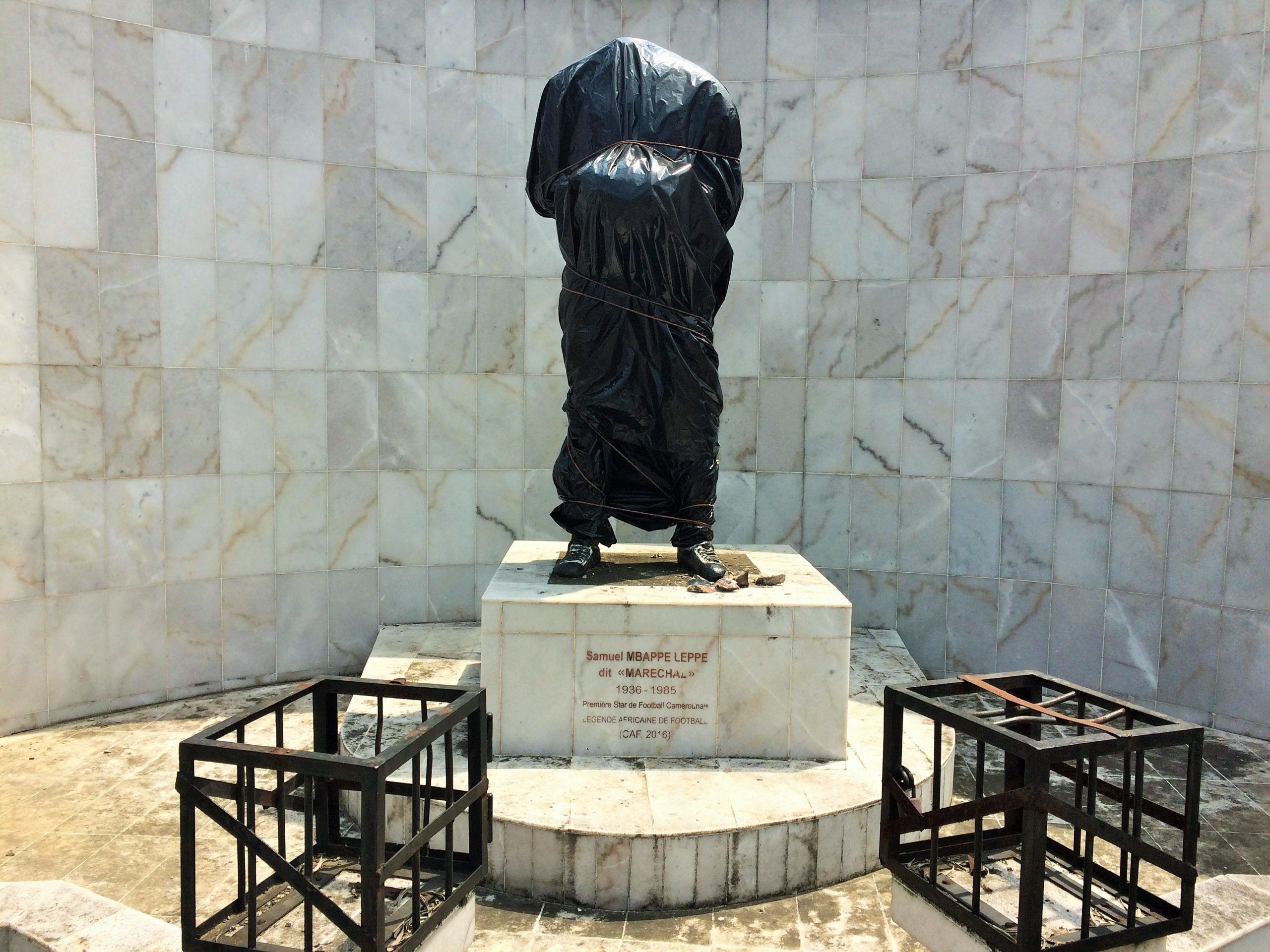 Le monument de Mbappé Léppé décapité à Douala