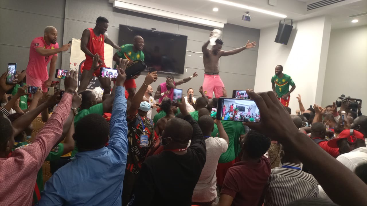 Les Lions Indomptables célèbrent la victoire face à la Côte d'Ivoire dans la salle de presse du stade Japoma de Douala.
