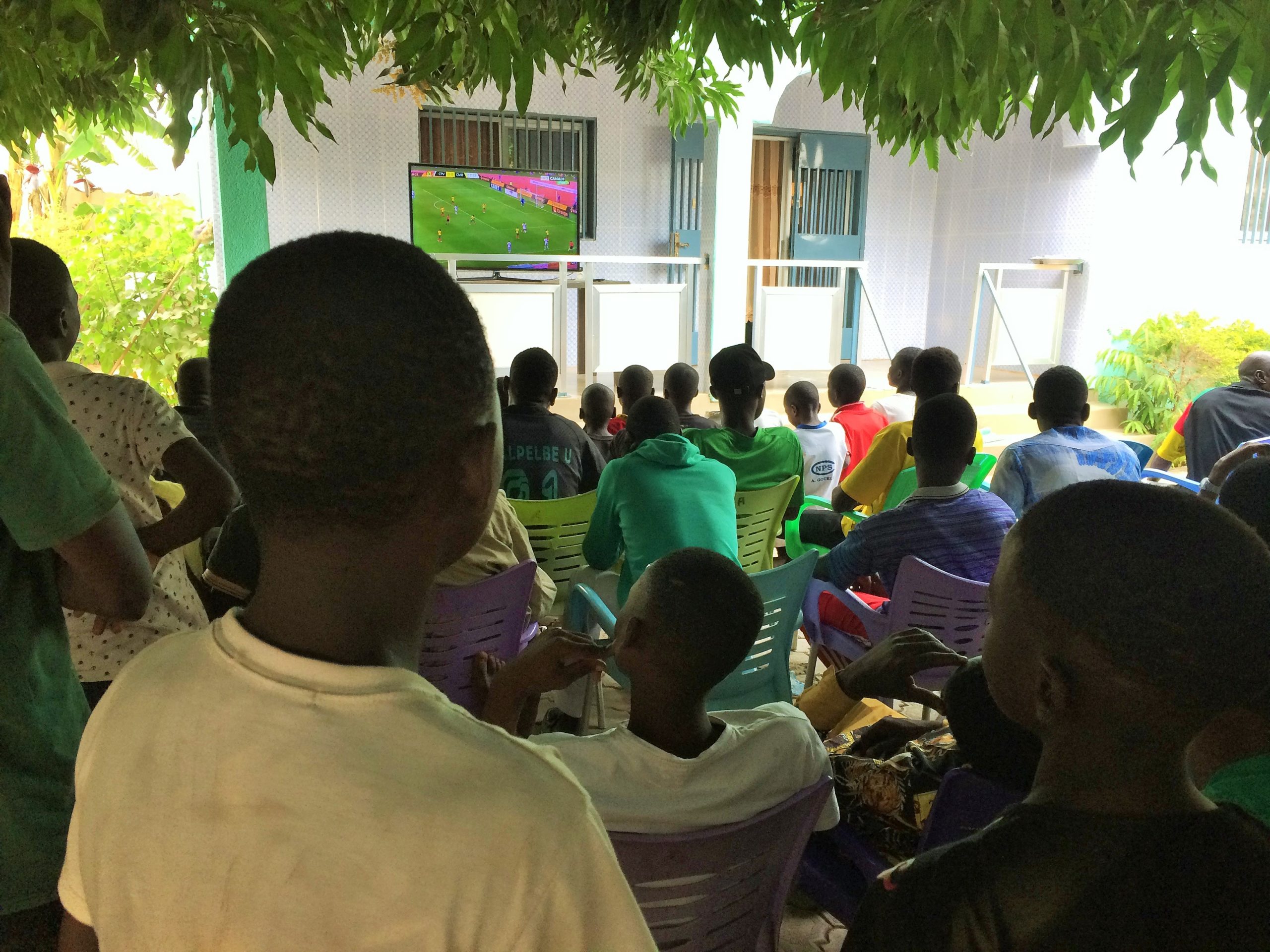 Garoua, le 17 janvier 2022. Le public venus vivre le match dans la concession familiale de Vincent Aboubakar.
