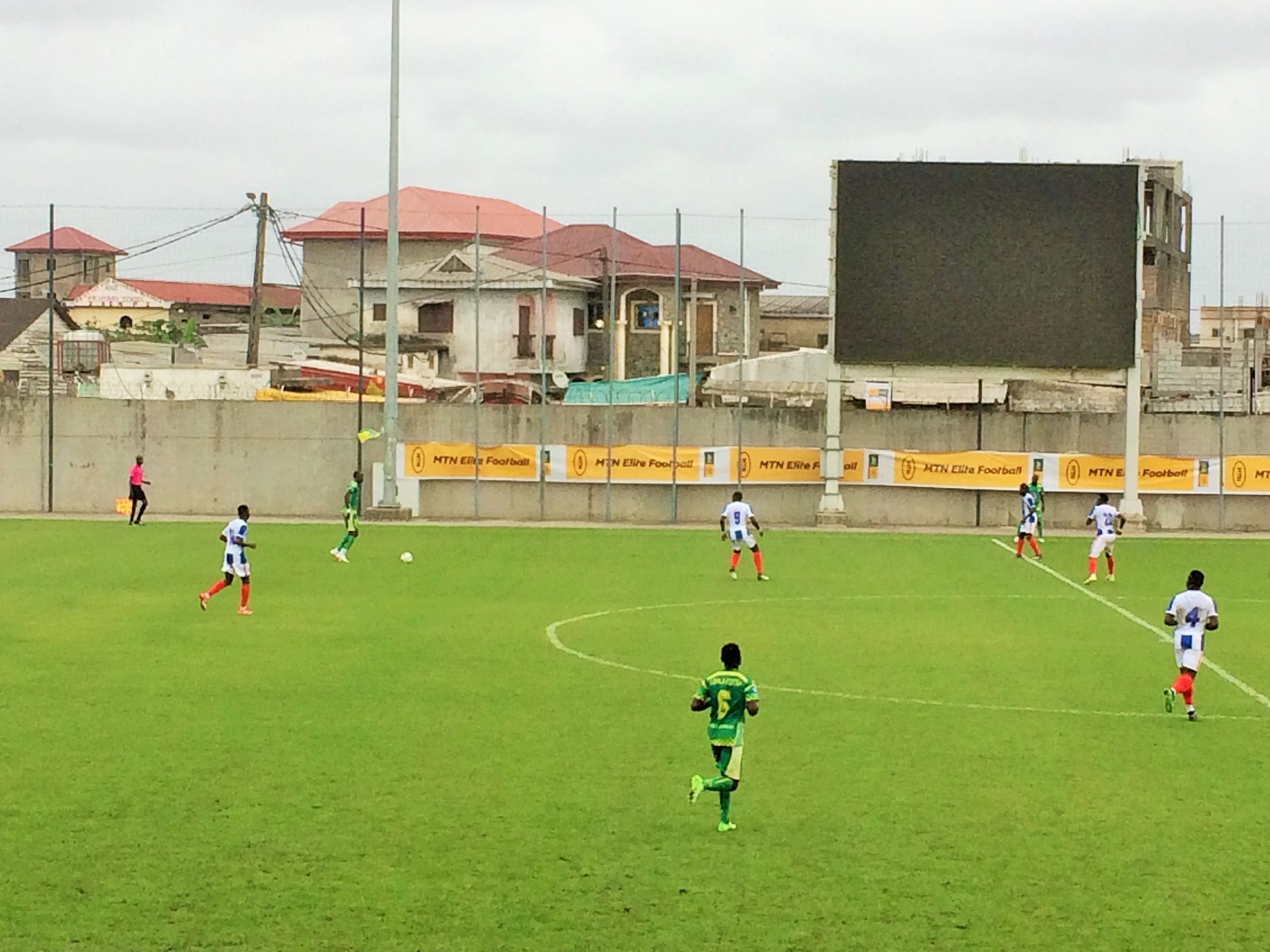 Une phase du match Astres de Douala contre Racing Club de Bafoussam