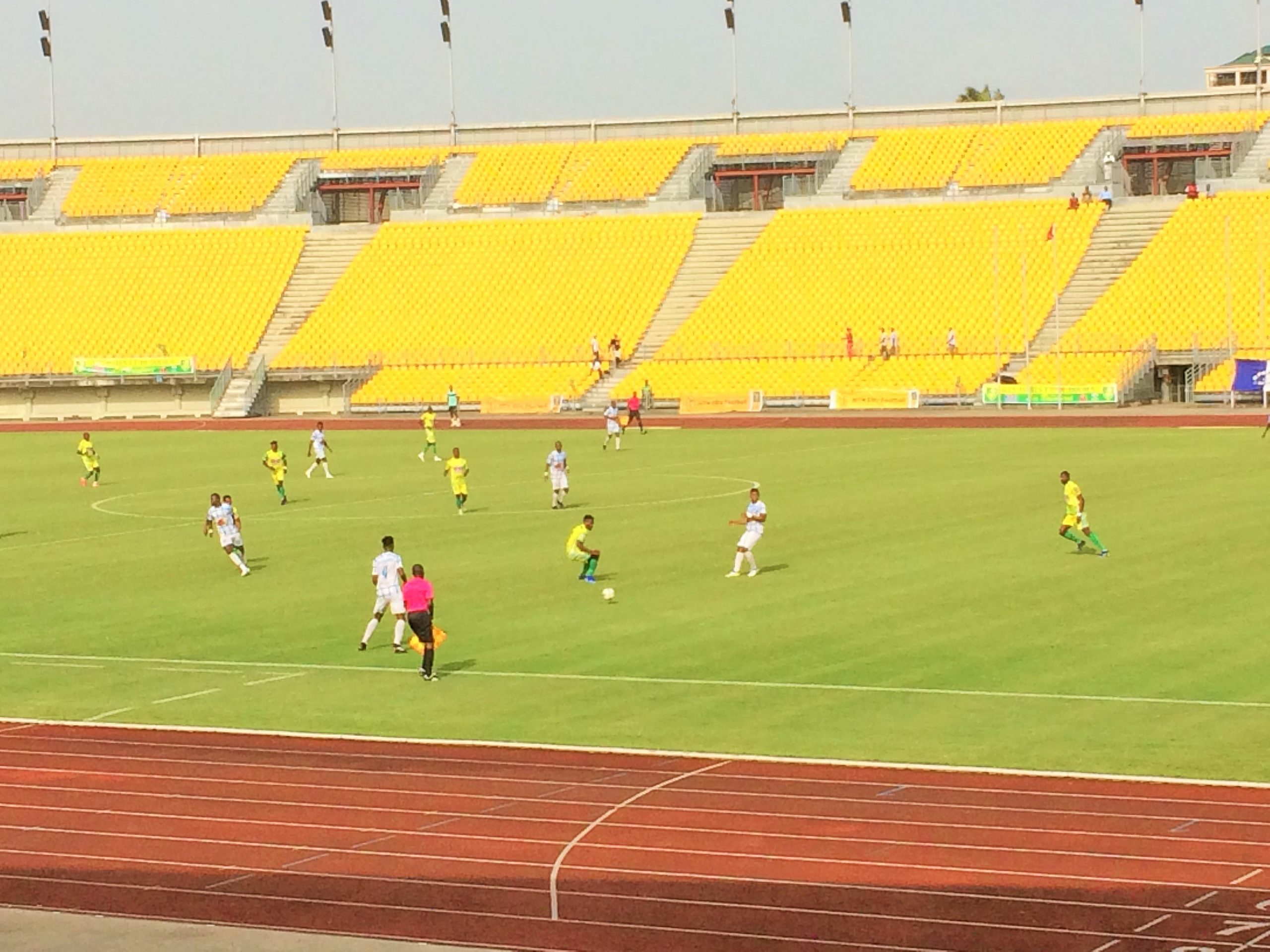 Une phase de jeu entre Les Astres de Douala et Apejes de Mfou au stade de la Réunification de Bépanda.
