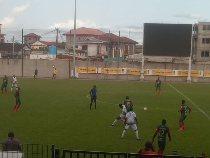 Une phase du derby Tonnerre Kalara Club contre Canon sportif de Yaoundé au stade annexe de la Réunification de Douala.