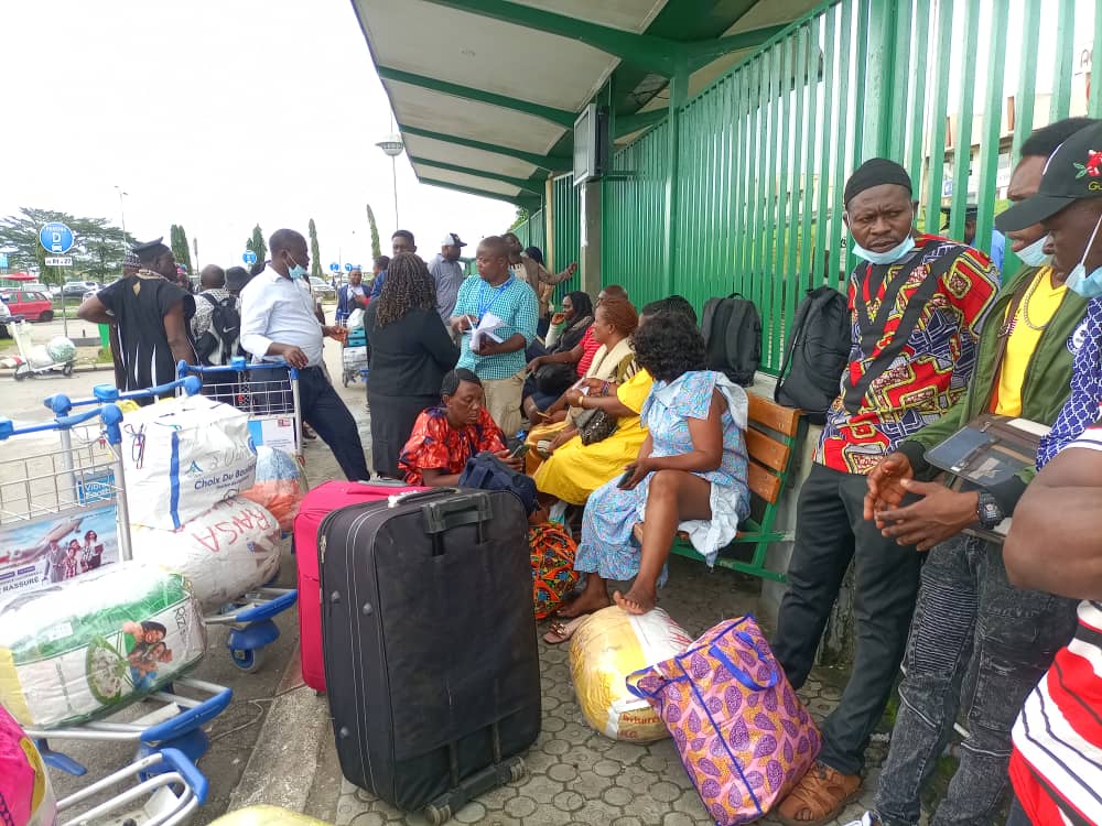 Douala, le 24 septembre 2022. Des passagers cloues au sol suite à l'annulation des vols