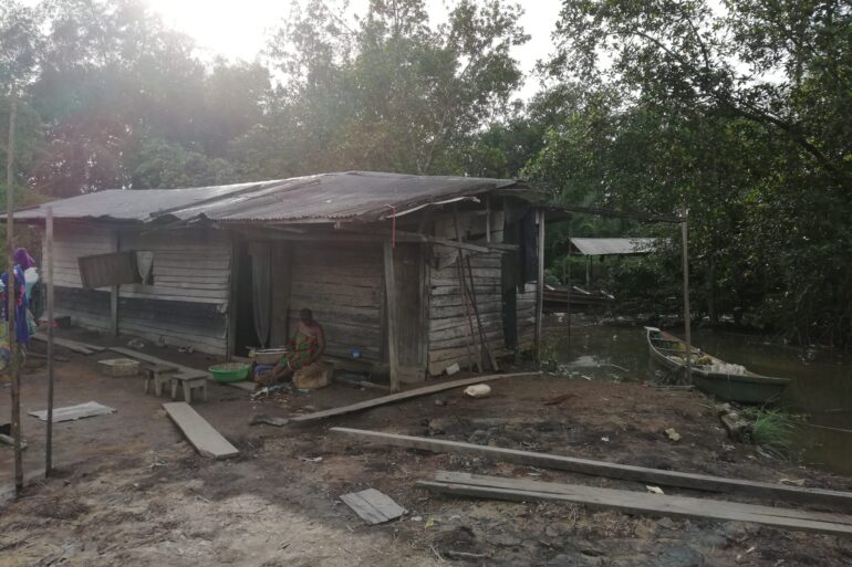 Une habitation construite dans une zone de mangrove au lieu-dit West End à Mambanda