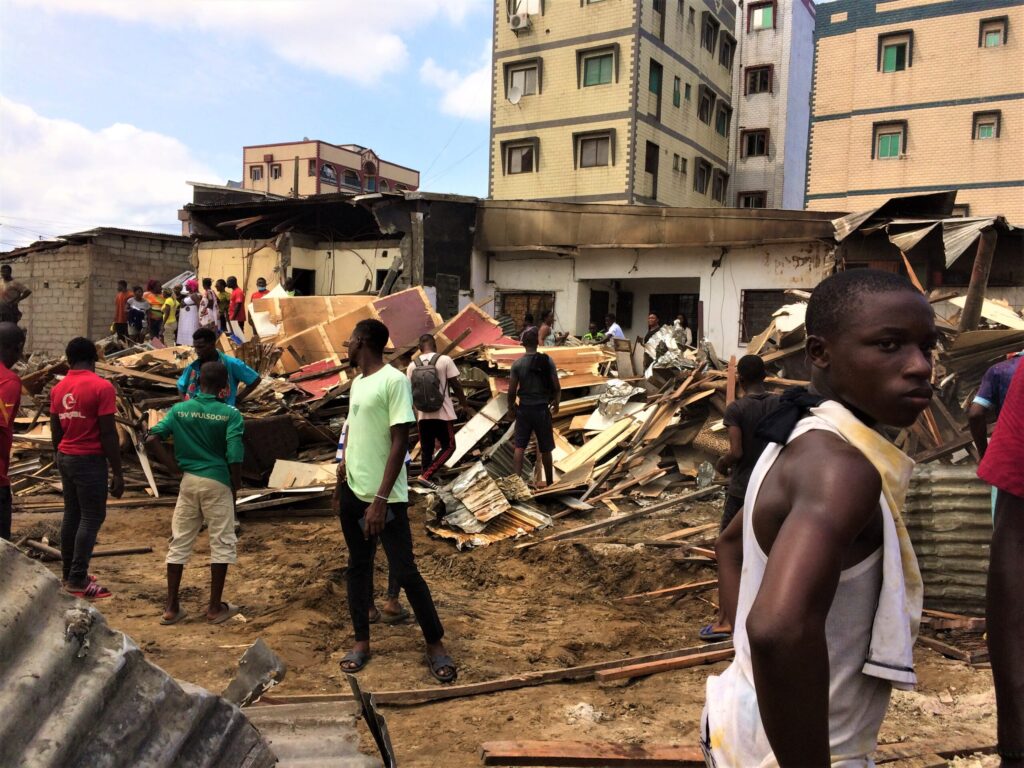 Douala le 1er novembre 2022. Les décombres après l'opératin de casses des maisons au quartier Camp Yabassi.