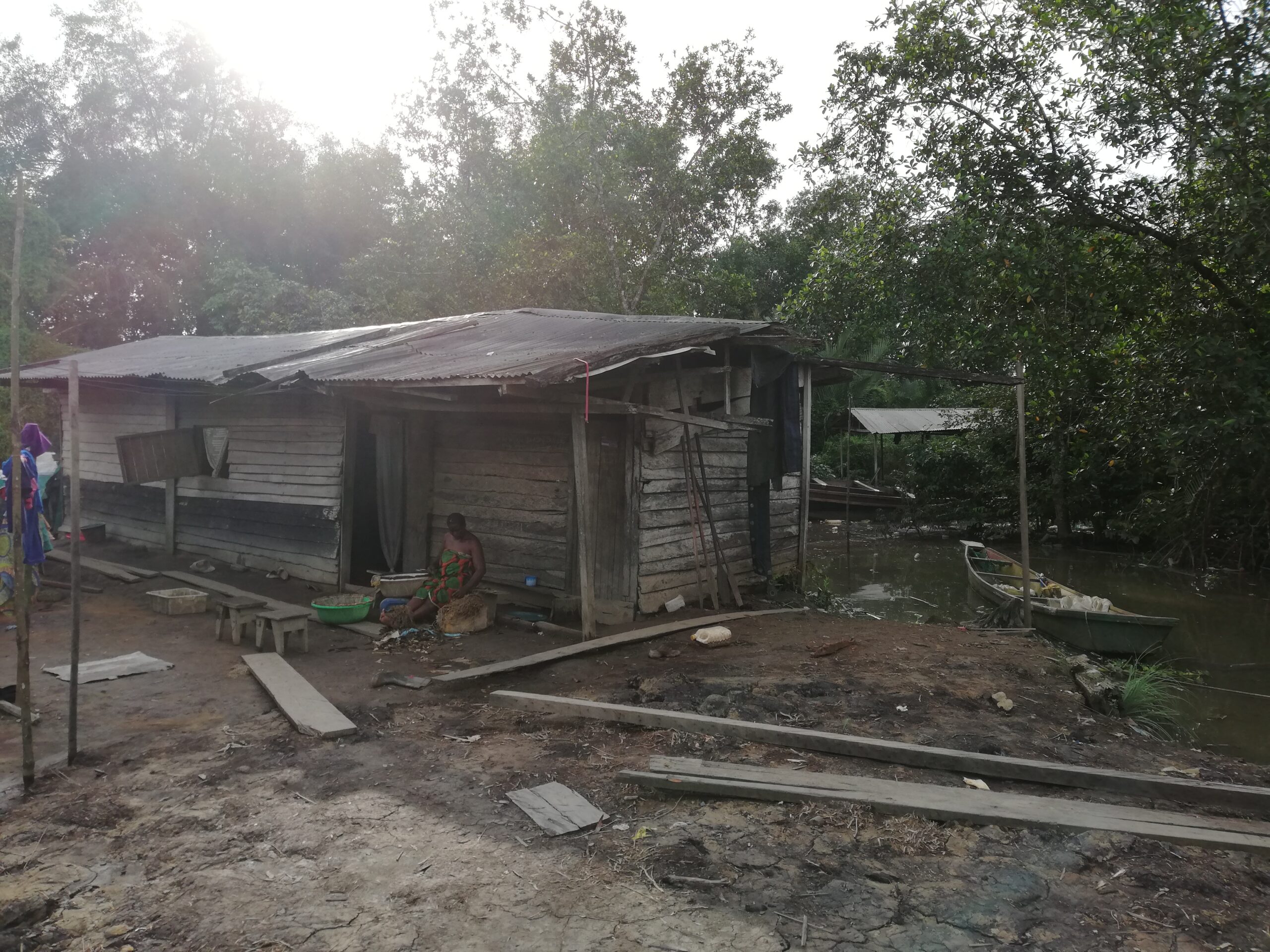 Une habitation construite dans une zone de mangrove au lieu-dit West End à Mambanda