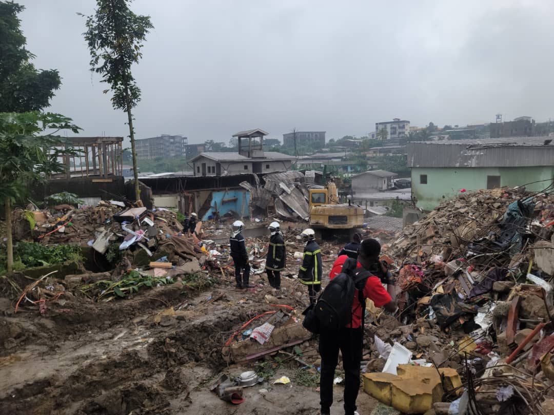 Ce qui reste de l'effondrement de l'immeuble de la mort à Mobil Guinness à Douala