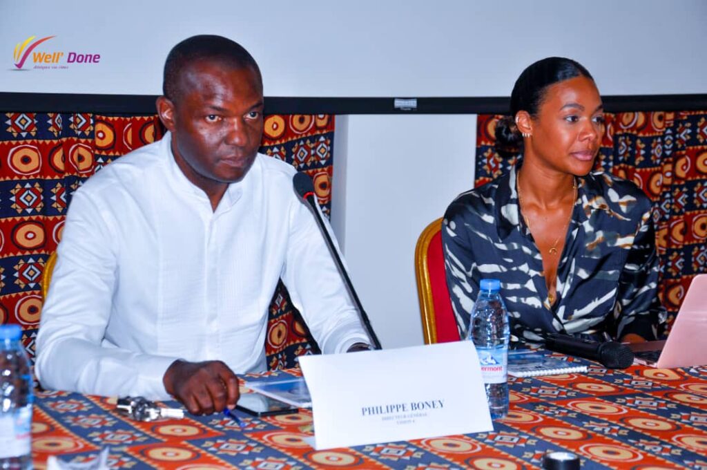 Jennifer Biffot, représentante Wildaid Afrique francophone (à droite) et Boney Philippe, directeur de Vision 4 Tv (à gauche)