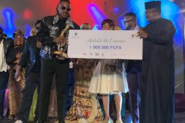 Douala, le 12 décembre 2024. Cysoul reçoit son prix et un chèque des mains du gouverneur du Littoral au Balafon Music Awards 2024. Photo BMA