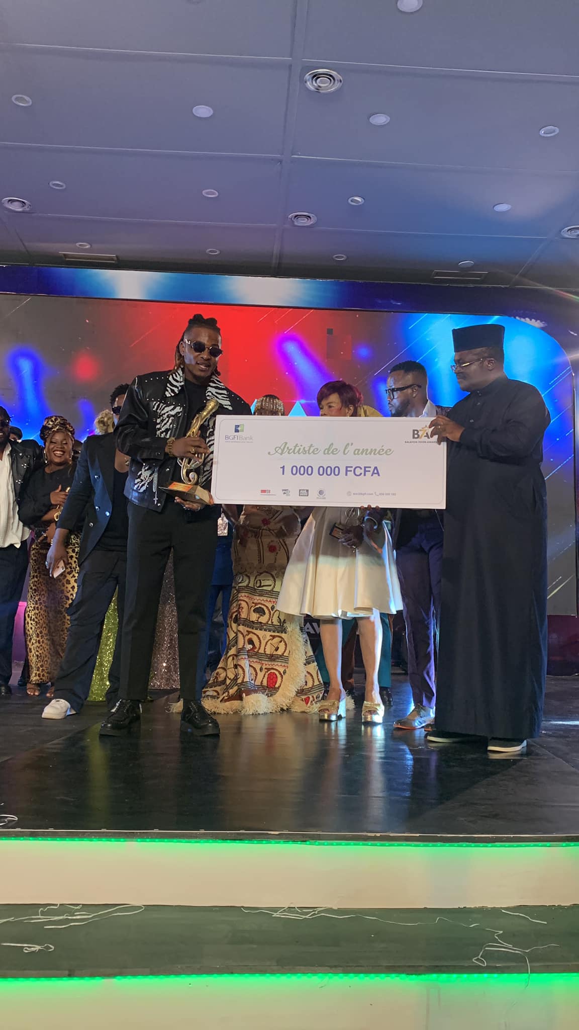 Douala, le 12 décembre 2024. Cysoul reçoit son prix et un chèque des mains du gouverneur du Littoral au Balafon Music Awards 2024. Photo BMA