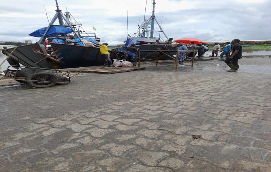 Les bateaux Chang Long 6 et Hong Da au port de pêche de Douala le 13 septembre 2024.