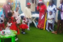 Des apprenants de Les Précieux de Bristelle lors d'une prestation à la célébration de l'arbre de Noël