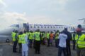 Douala, le 24 novembre 2024. Un avion de Royal Airways sur le tarmac de l'aéroport international de Douala.