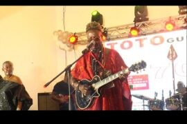 Toto Guillaume sur scène pour célébrer son 70e anniversaire