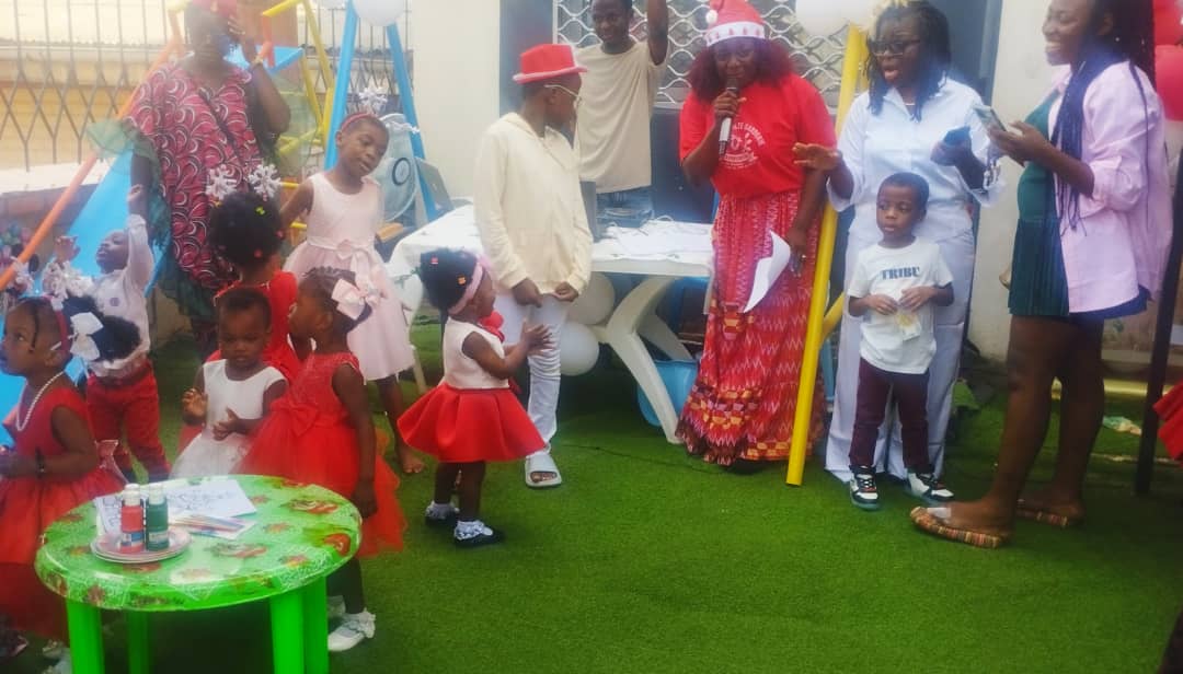 Des apprenants de Les Précieux de Bristelle lors d'une prestation à la célébration de l'arbre de Noël