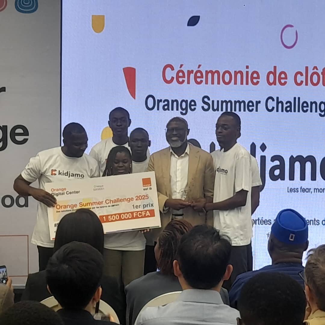 Douala, le 03 décembre 2025. Le Dg de Orange Cameroun pose avec les jeunes de Kidjamo, 1er Prix national de Orange Summer Challenge.