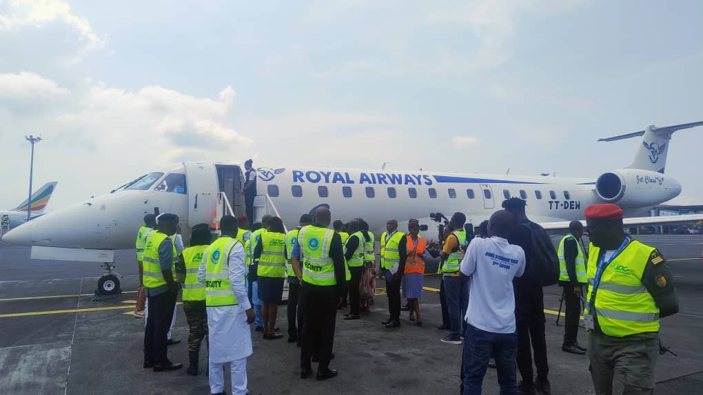 Douala, le 24 novembre 2024. Un avion de Royal Airways sur le tarmac de l'aéroport international de Douala.