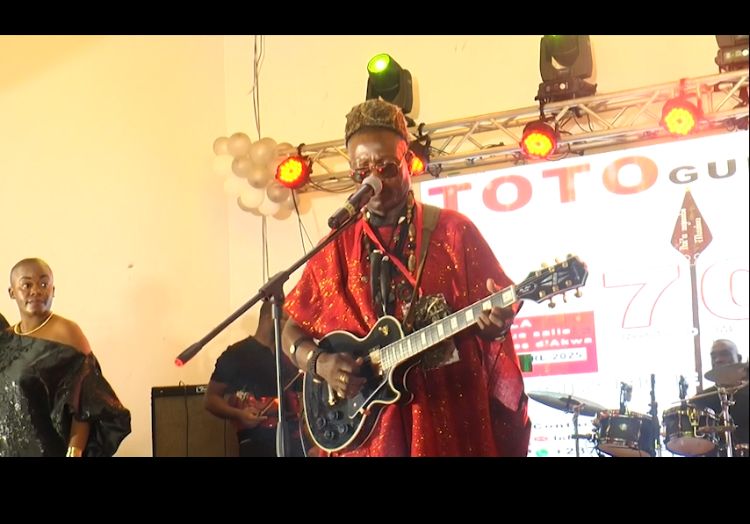 Toto Guillaume sur scène pour célébrer son 70e anniversaire