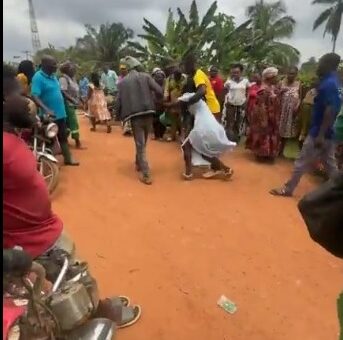 L'émoi après les corps des élèves découverts dans une broussaille à Kribi.