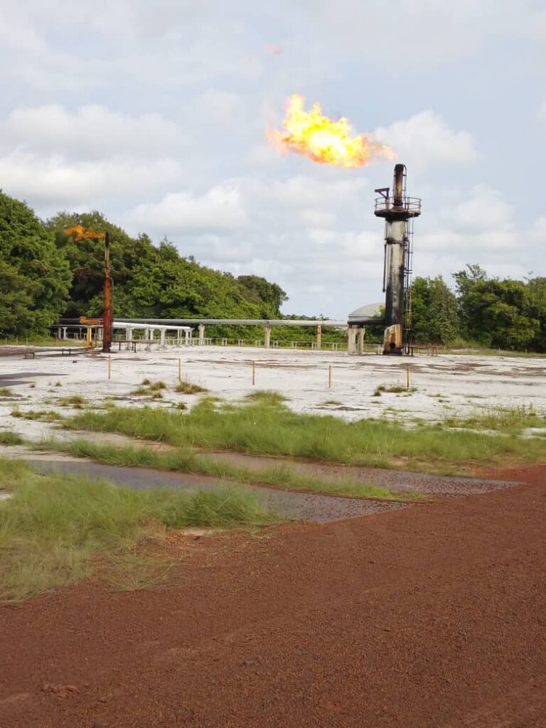 Imag: Le Terminal de Gamba est également marqué par la présence de deux torchères qui brûlent en continu, visibles dès la nuit tombée. Au Gabon, la pratique du torchage fait débat depuis quelques années, en raison des menaces sur la santé et des risques pour l’atmosphère. Le pays torche en moyenne 1.3 milliards de m3/an.