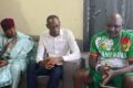 Henri Moukoko, le père de Ozanne (en maillot) lors de la descente du gouverneur à son domicile.